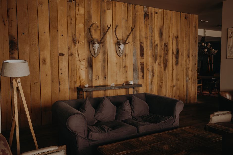 Salon chaleureux avec un mur en bois et un mobilier cosy