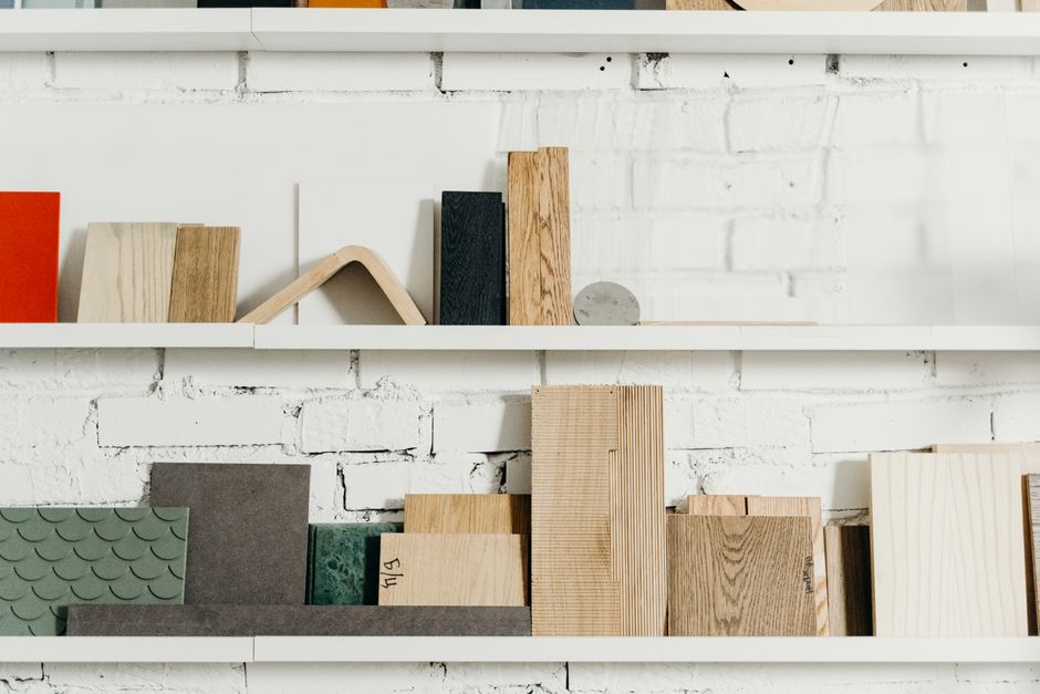 Planches de bois de différentes essences rangées sur des étagères dans un atelier
