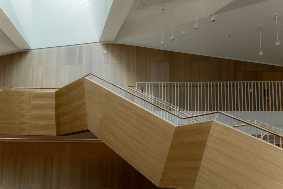 Escalier en bois aux lignes contemporaines dans un intérieur moderne