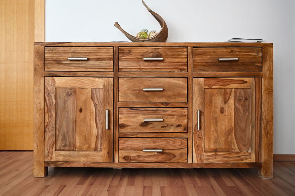 Meuble de rangement en bois massif avec tiroirs et poignées sobres