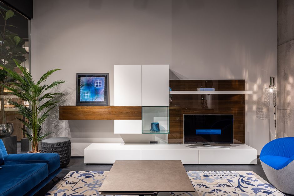 Salon lumineux avec un meuble bas minimaliste supportant la télévision