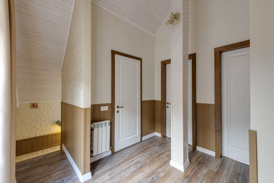 Couloir lumineux avec des portes intérieures en bois sur mesure